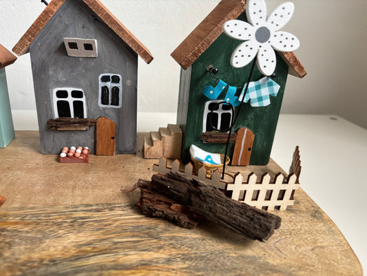 Holzbrett mit Holzhäusern